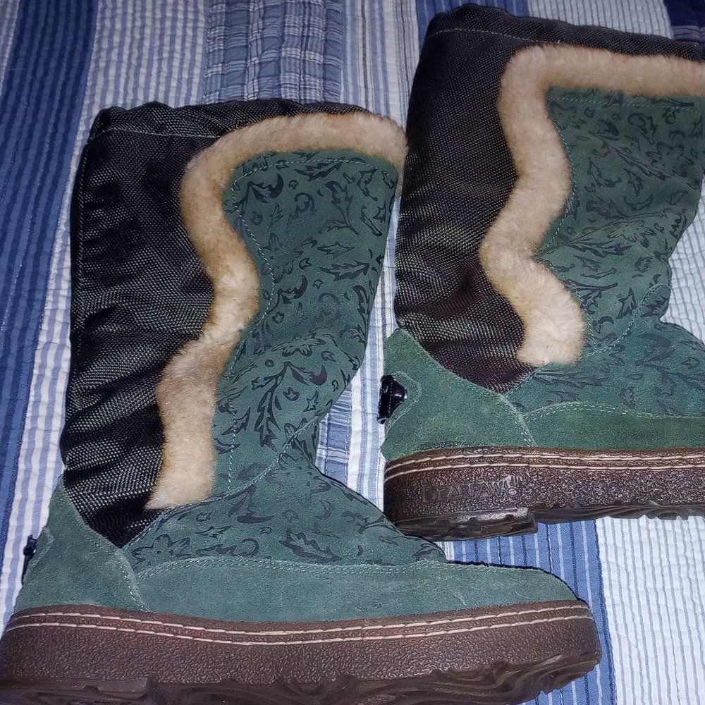 Bearpaw Green Embossed Suede Fleece Lined Boots ~7~